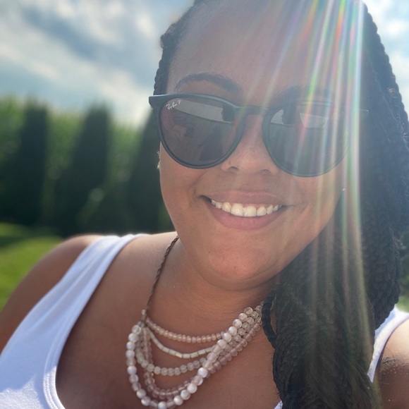 Meet your Posher, Joni 🌵 - Picture 3 of 6